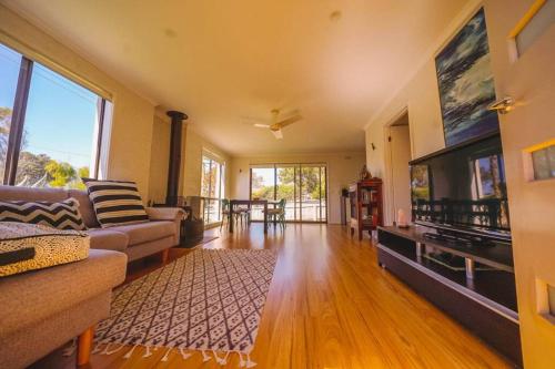 Orana 2 blocks to Beach FREE Wifi in Apollo Bay, Australia