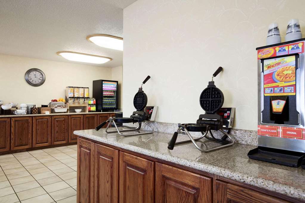 Country Inn & Suites by Radisson Bismarck Waterpark - photo 14