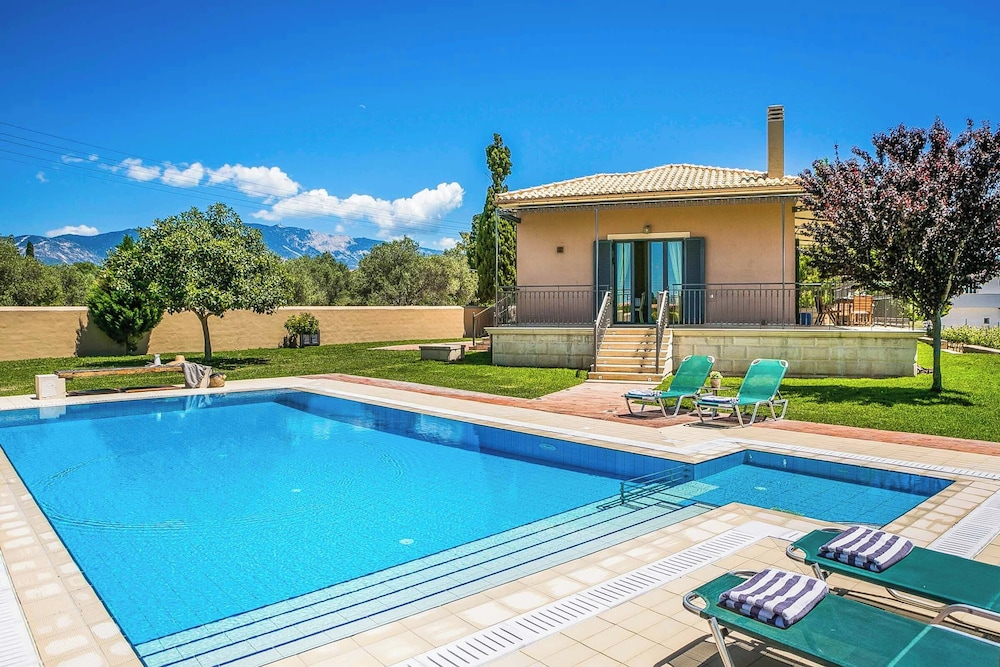 Villa Regaliki — 4-Star Luxury Hotel in Valsamata, Greece