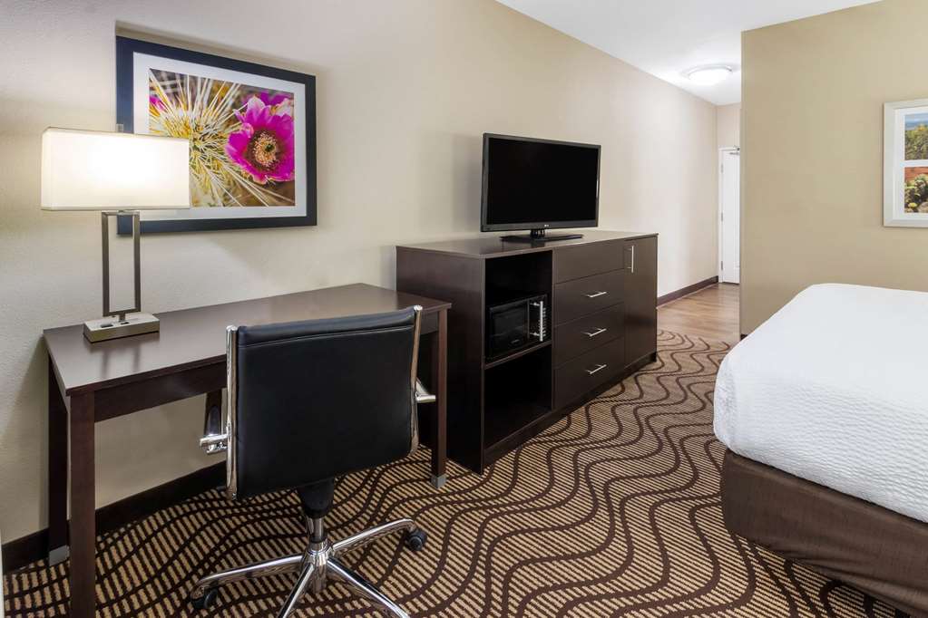 La Quinta Inn & Suites by Wyndham Artesia - photo 15
