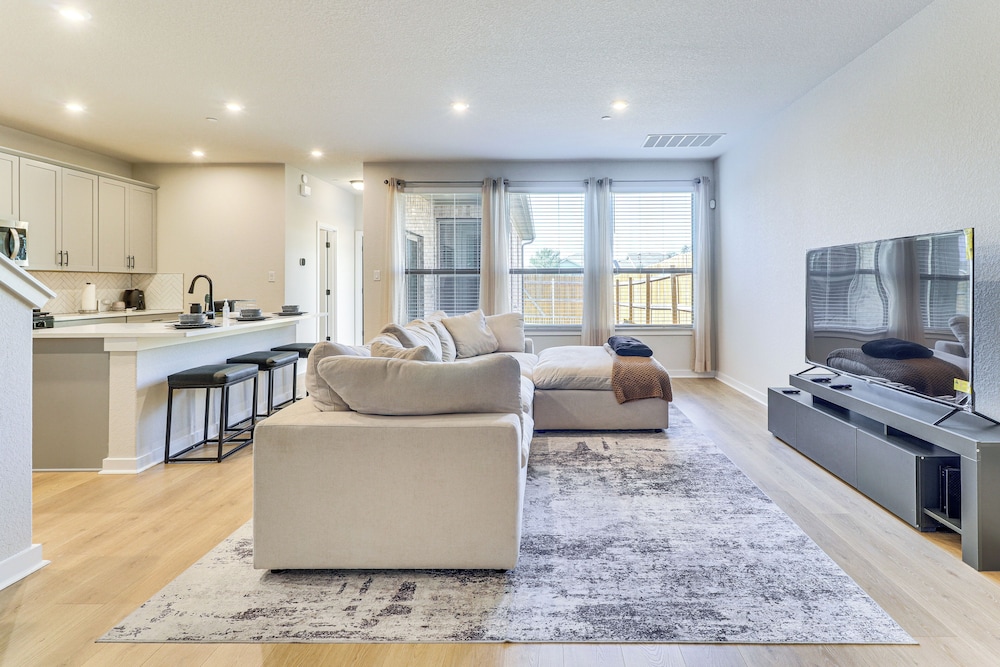 2 Mi Kalahari & Dell Diamond Modern Townhome — 4-Star Luxury Hotel in Round Rock, United States