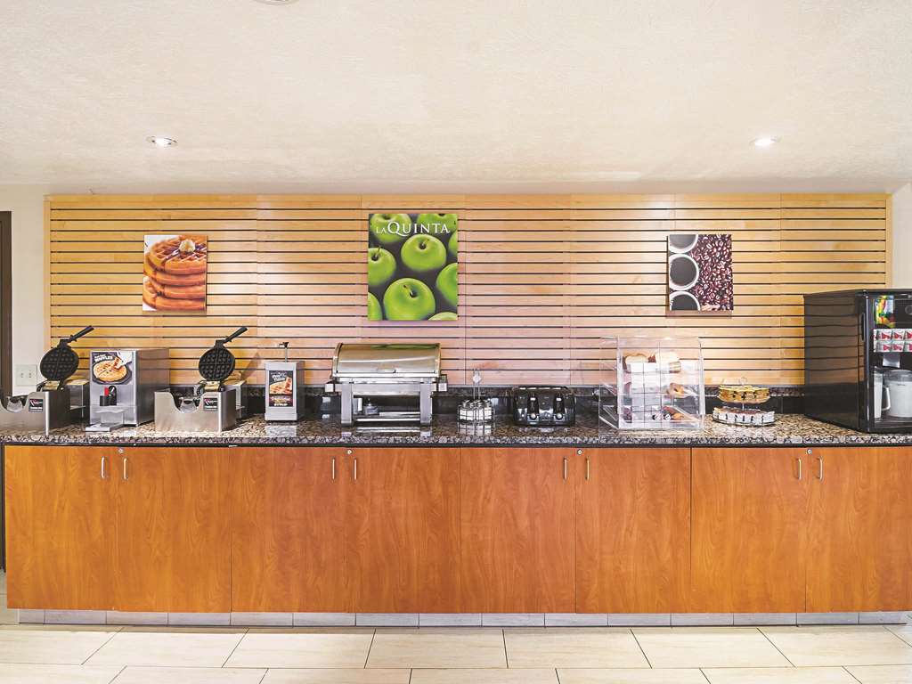 La Quinta Inn & Suites by Wyndham Woodburn - photo 30