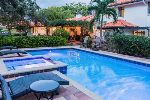 Family 4 Bedroom 3 Bathroom Pool Home with Huge Yard — 4-Star Luxury Hotel in Bradenton, United States