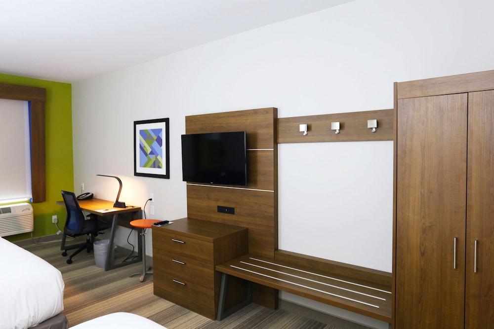 Holiday Inn Express & Suites Houston IAH Beltway 8 by IHG - photo 22