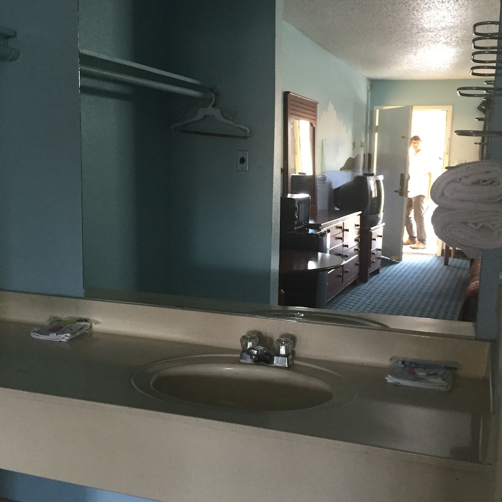 Guest Inn & Suites - photo 21