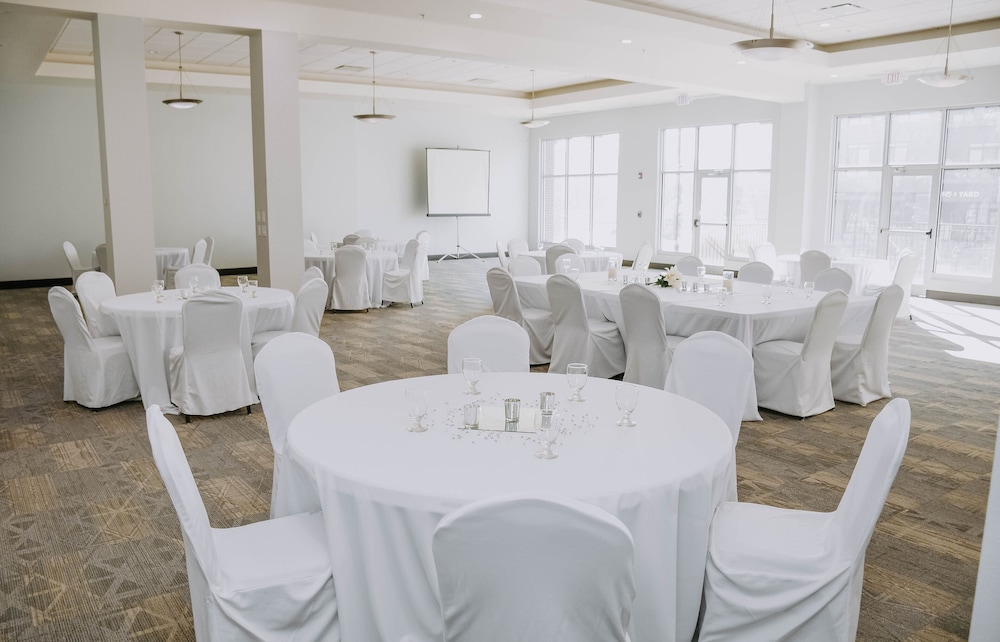 Holiday Inn Omaha Downtown Waterpark by IHG - photo 57