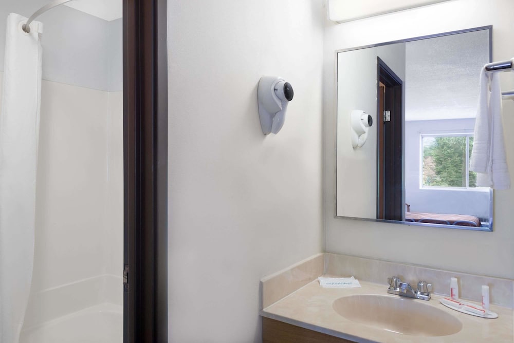 Super 8 by Wyndham Kingston - photo 15