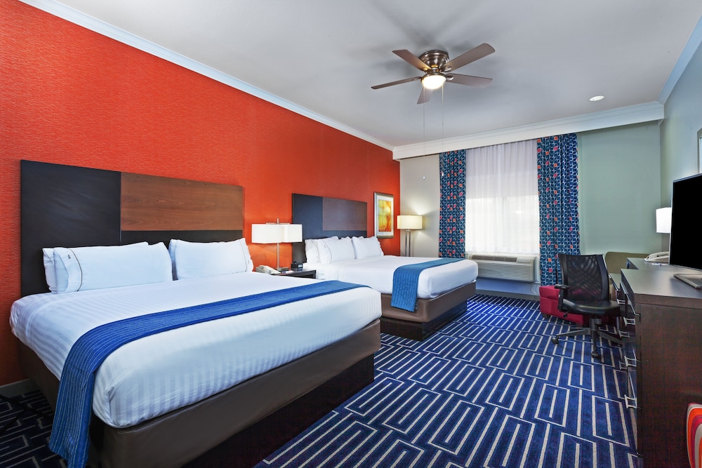 Holiday Inn Express and Suites Houston East