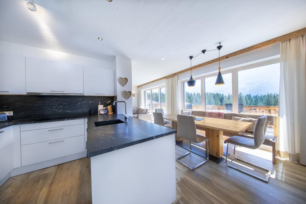 Nationalpark Chalet Pillewizer — 4-Star Luxury Hotel in Neukirchen Am Grossvenediger, Austria