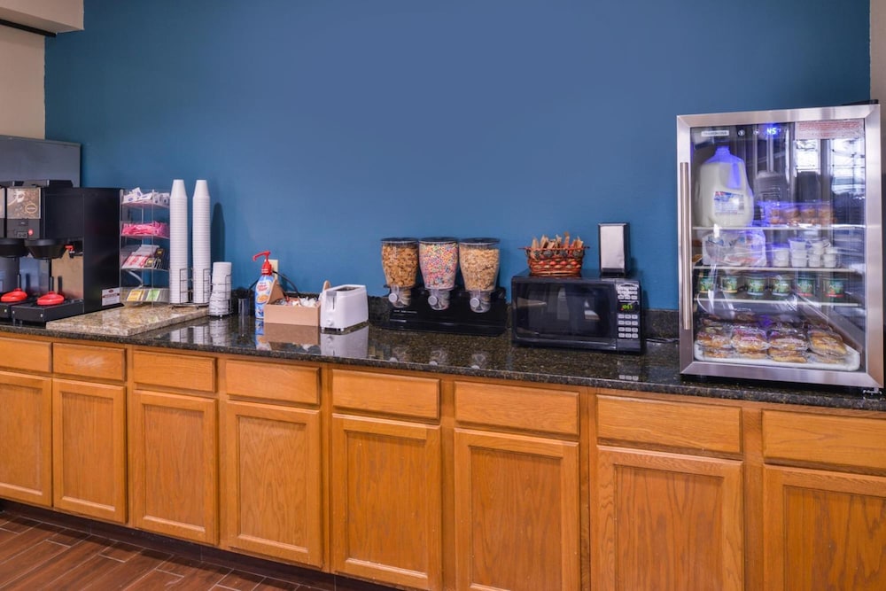 Regency Inn Geneseo IL I 80 - photo 18