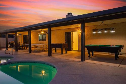 6 BR Oasis with Pool Pickle Ball Golf & More