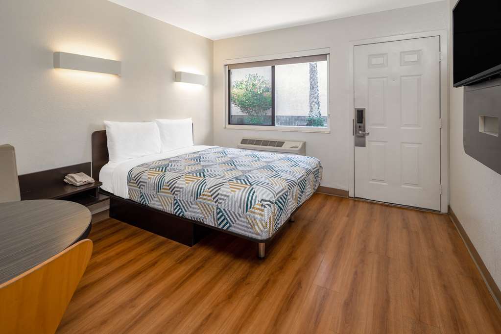 Motel 6 Santa Barbara CA State Street - photo 10