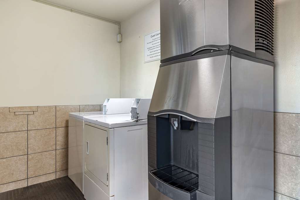 Econo Lodge Portland Airport - photo 22