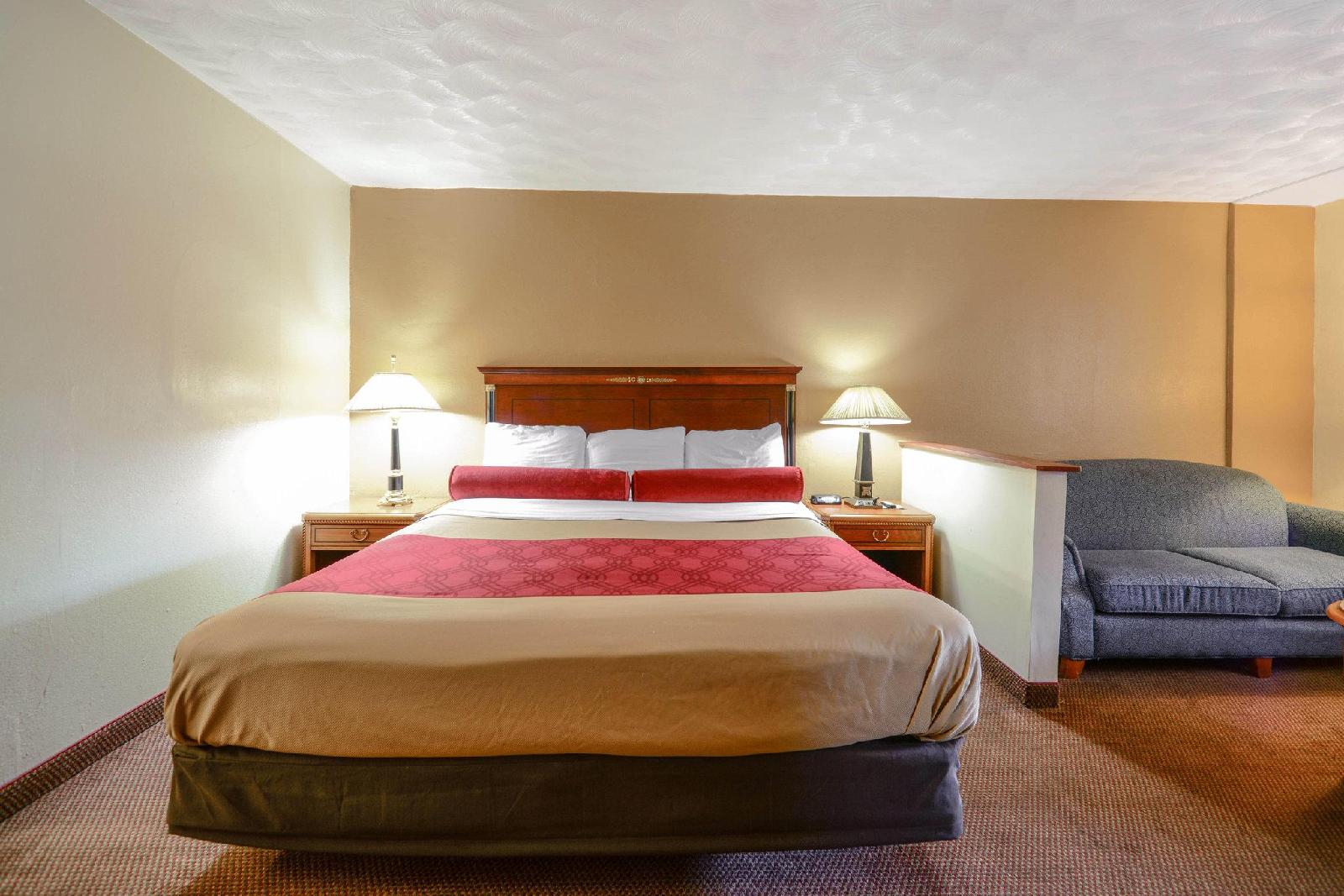 Econo Lodge Inn & Suites - photo 6