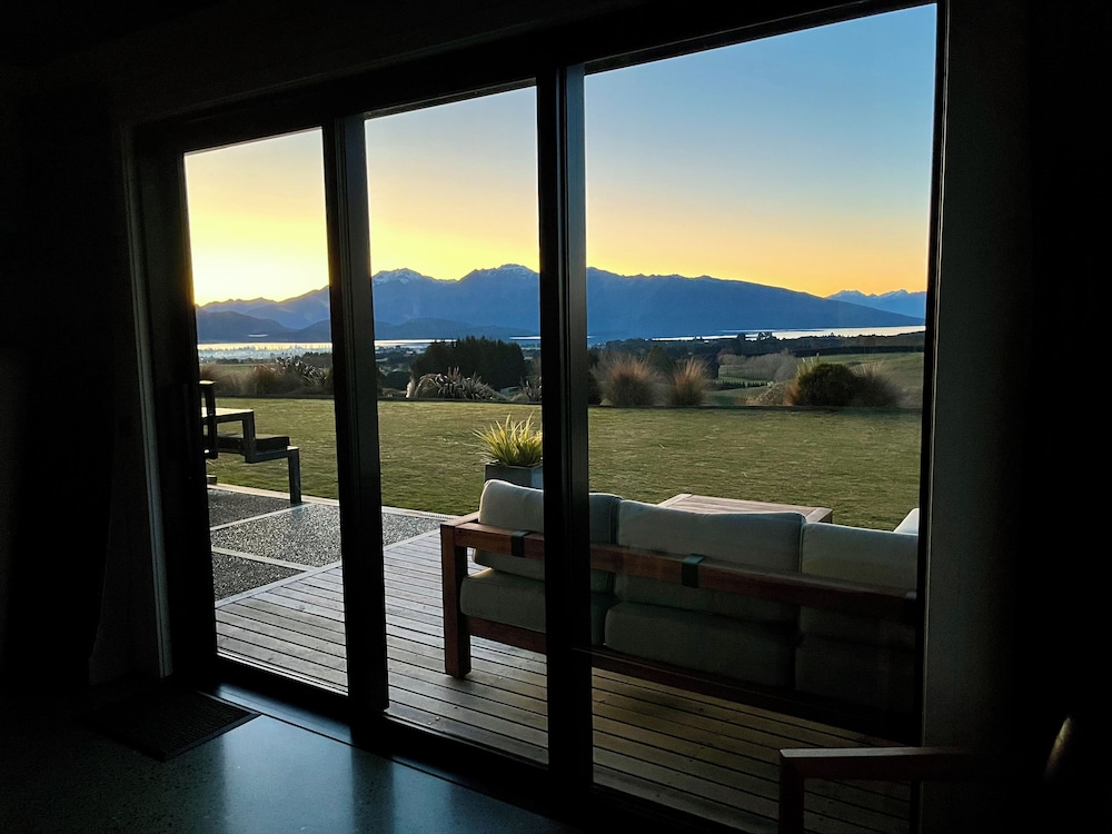 Fiordland Eco Retreat Panoramic Views Hot Tub — hotel in Te Anau