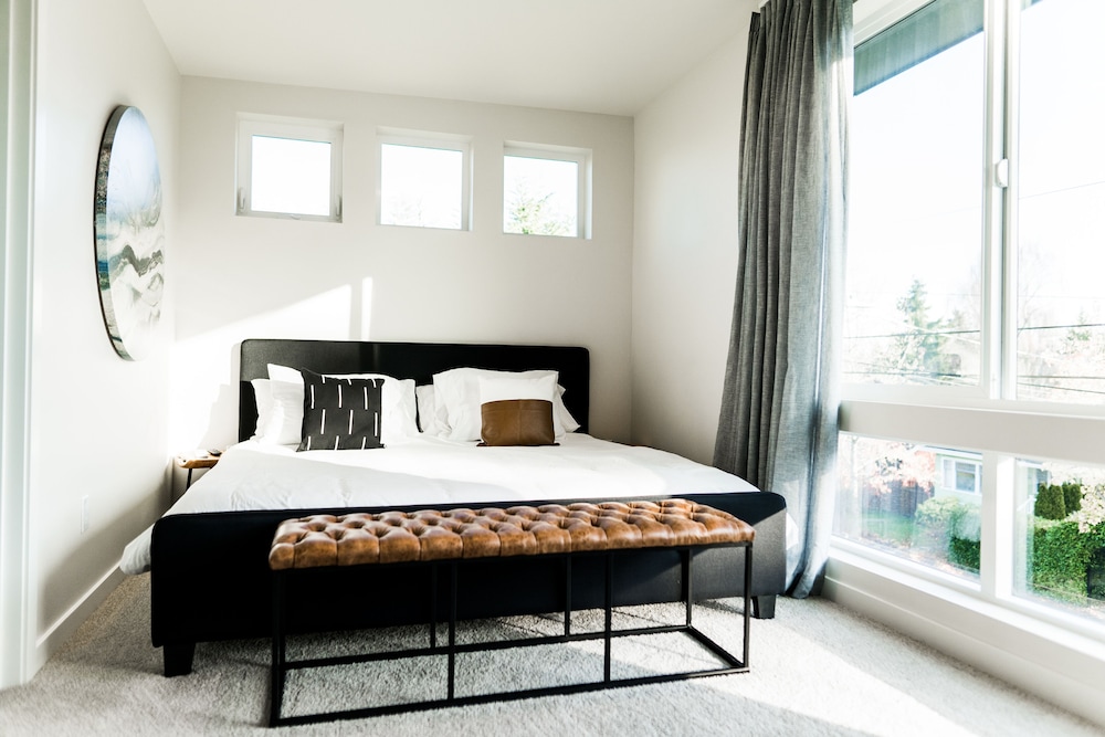 Sky Mark Lux 2 Seattle's Best Modern 3BD HomeTel - photo 6