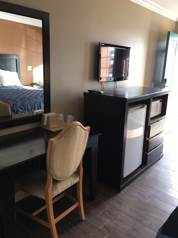 Americas Best Value Inn Corona - photo 13