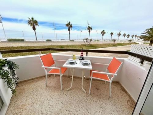 Gatu Valdeplaya 1ª Linea Playa Piscina Parking 3 Dormit 2 Banos Preferente Mayores de 21 Anos Y Familias in El Puerto De Santa Maria, Spain