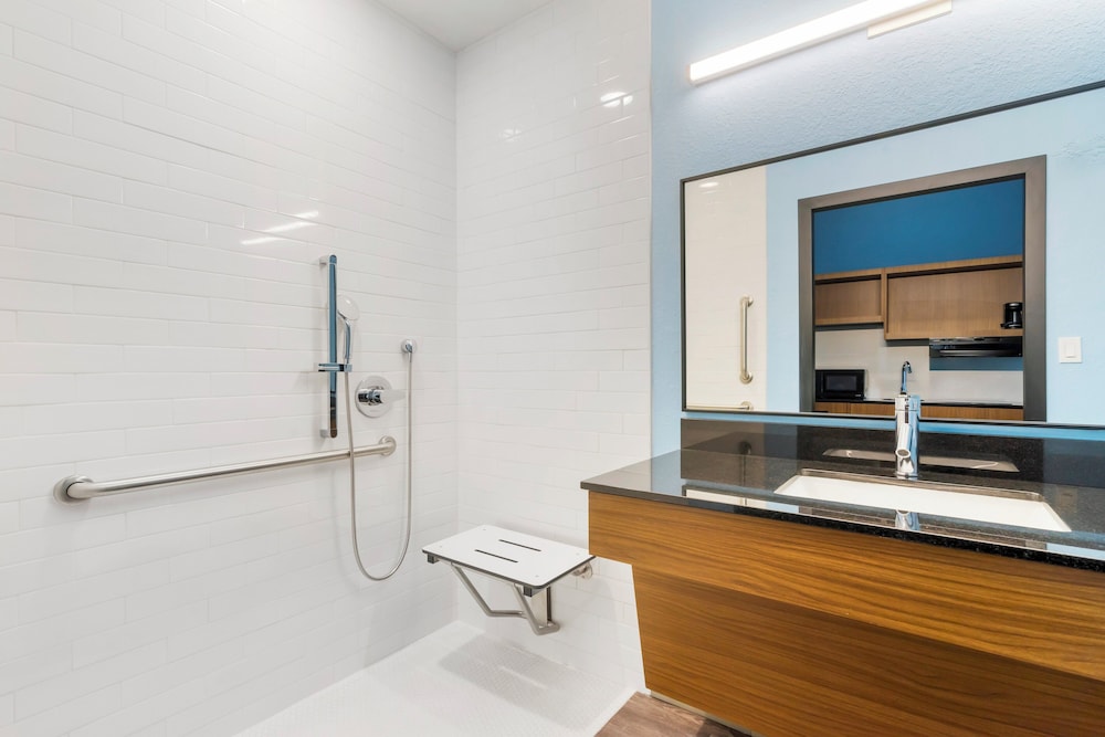 HomeTowne Studios by Red Roof Tampa Airport - photo 23