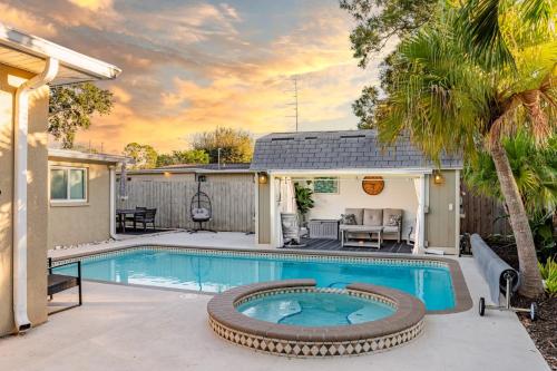 Pool Home Close to the Beach and Downtown — 4-Star Luxury Hotel in Seminole, United States