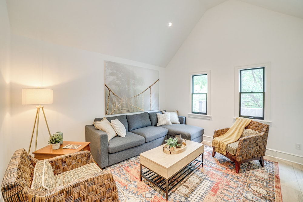 1 Mi to Dtwn Grand Rapids: Chic Condo w Balcony — 4-Star Luxury Hotel in Grand Rapids, United States