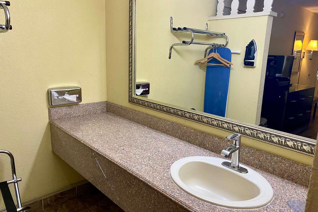 Super 8 by Wyndham Albuquerque Downtown - photo 5