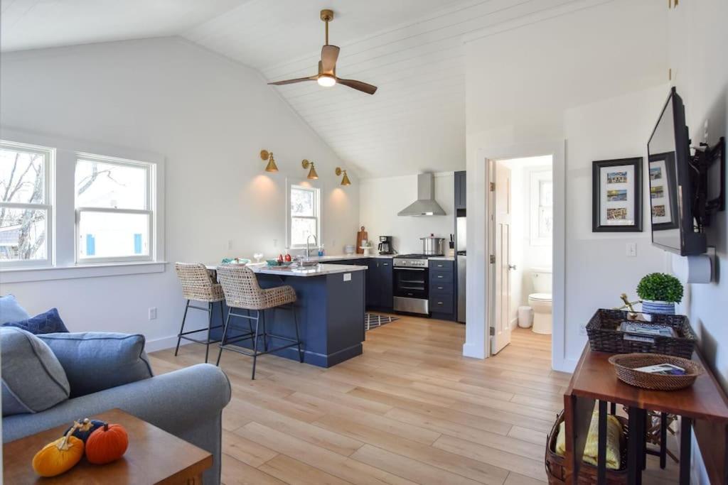 Newly Renovated Cottage on Town Cove — 4-Star Luxury Hotel in Eastham, United States