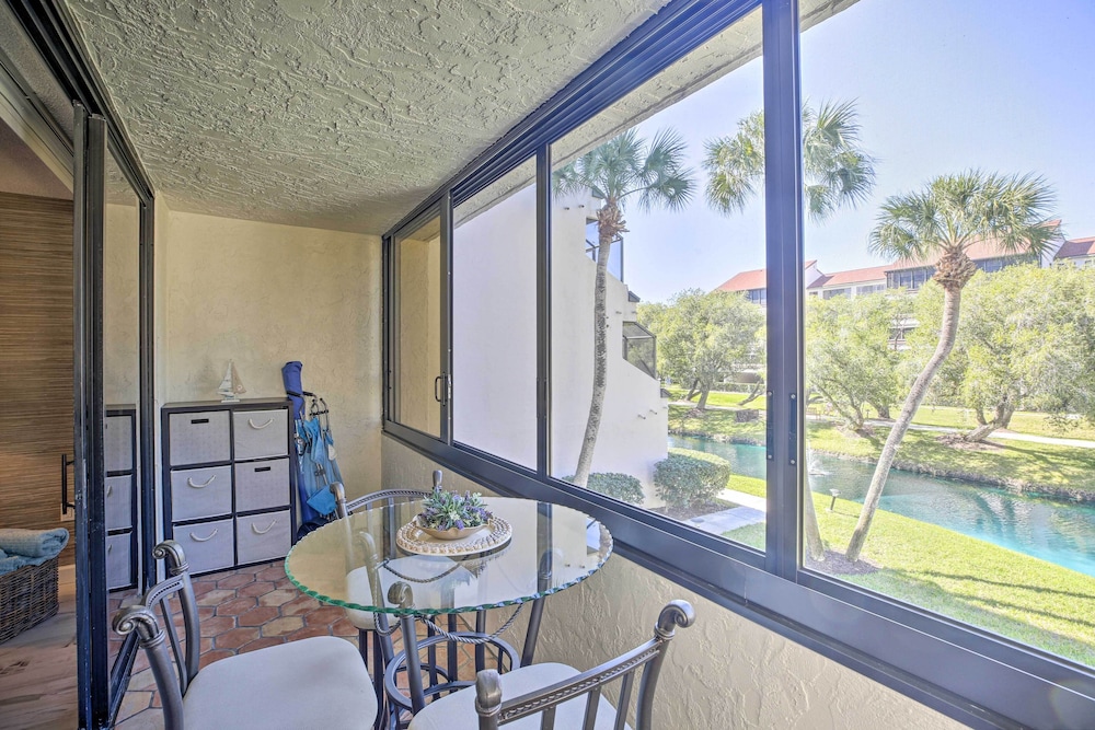 Sunny Siesta Key Condo with Beach Access and Pool — 4-Star Luxury Hotel in Sarasota, United States