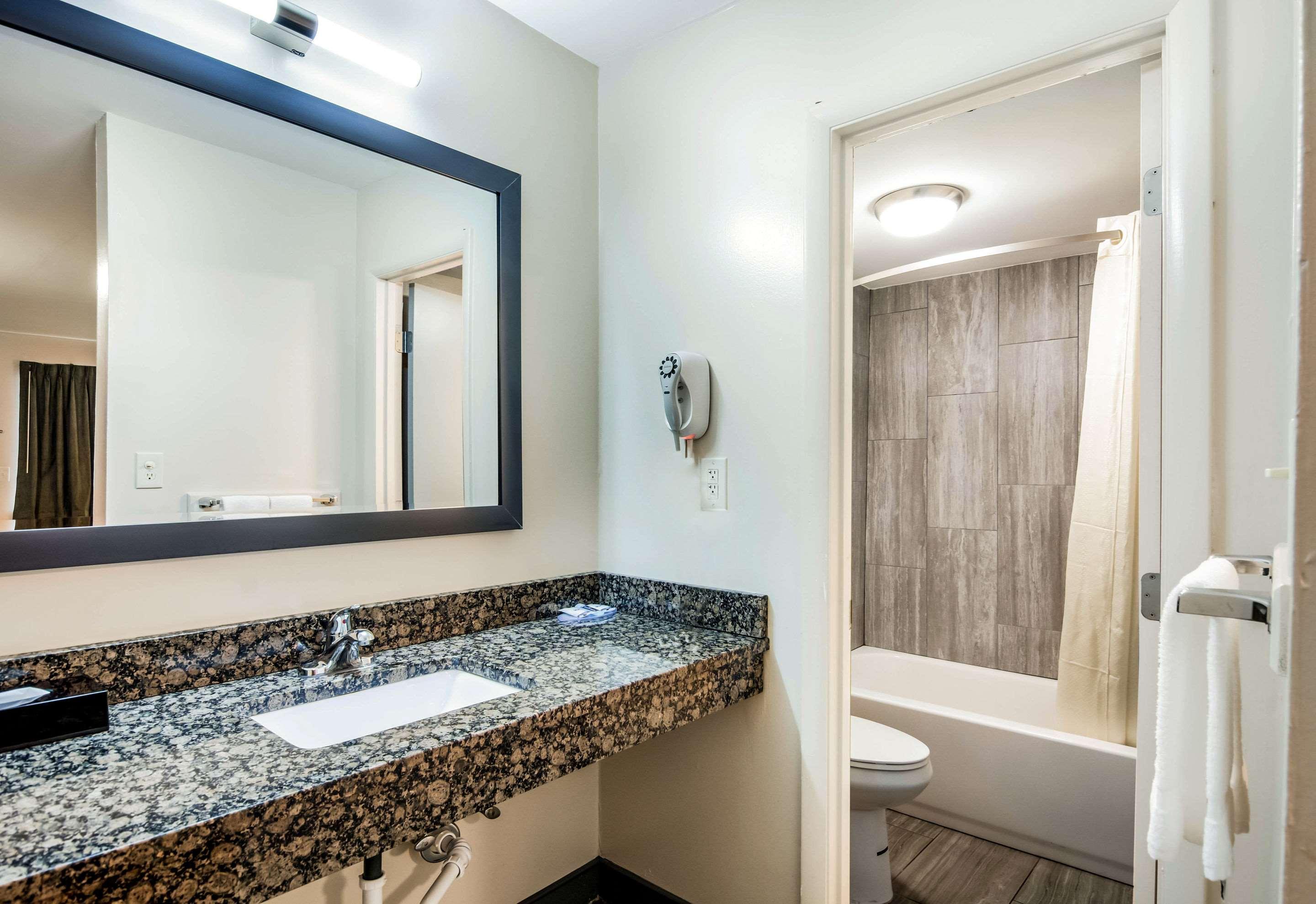 Rodeway Inn Richmond South - photo 16