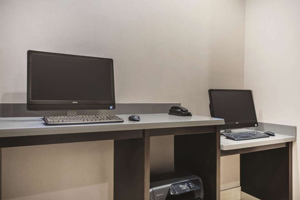 La Quinta Inn & Suites by Wyndham Clifton Park Saratoga Area - photo 30