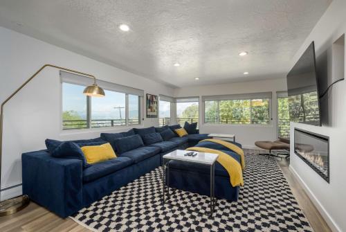 Relaxed Hillside Retreat with Hot Tub and Skyline Views — 4-Star Luxury Hotel in Salt Lake City, United States
