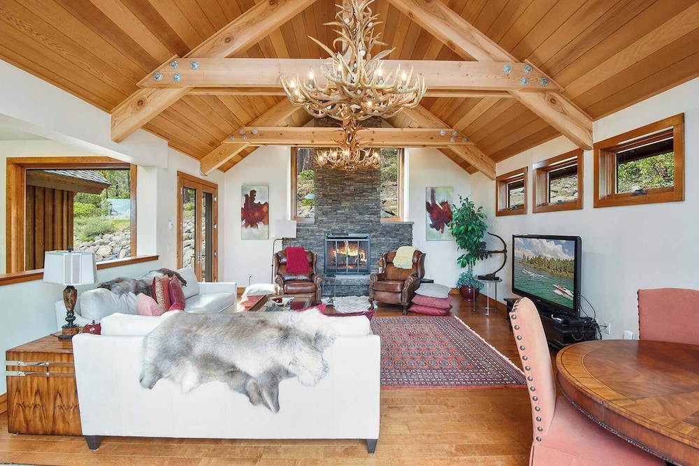 Luxury Mountain Retreat Lake Views Deck BBQ Pool Table & Chef s Kitchen — 4-Star Luxury Hotel in Reno, United States