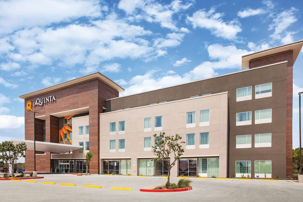 La Quinta Inn & Suites by Wyndham Bardstown - featured photo