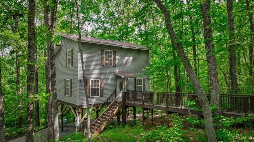Peaceful Hideaway Treehouse near Little River Canyon — 4-Star Luxury Hotel in Fort Payne, United States