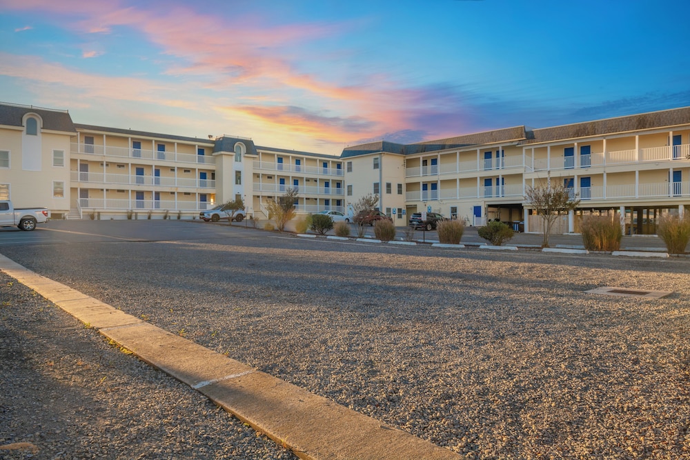 Drifting Sands Oceanfront Hotel - photo 46