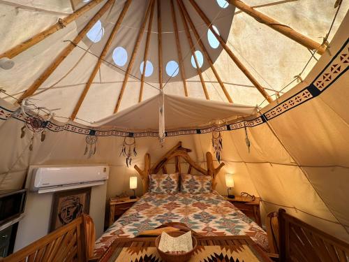 Bandera Stronghold Crazy Horse Cabin — 4-Star Luxury Hotel in Bandera, United States