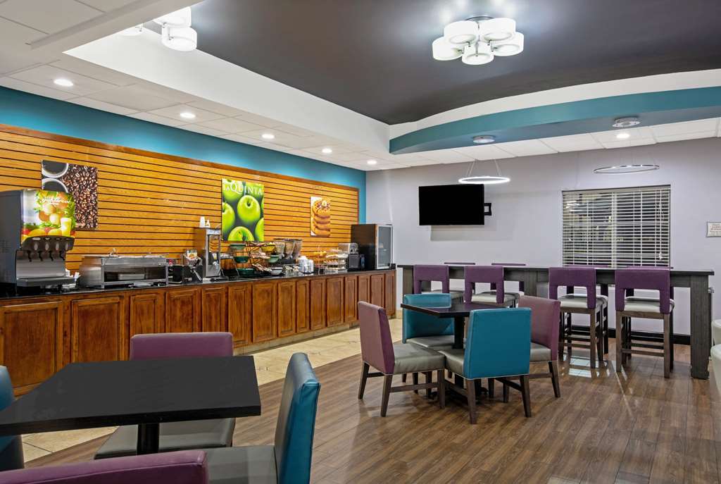 La Quinta Inn & Suites by Wyndham Tulsa Airpt Expo Square - photo 64