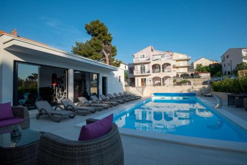 Apartmani Villa Lavanda I — 4-Star Luxury Hotel in Brodarica, Croatia
