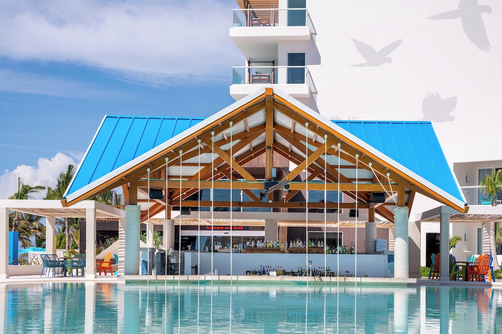 Swim-up bar