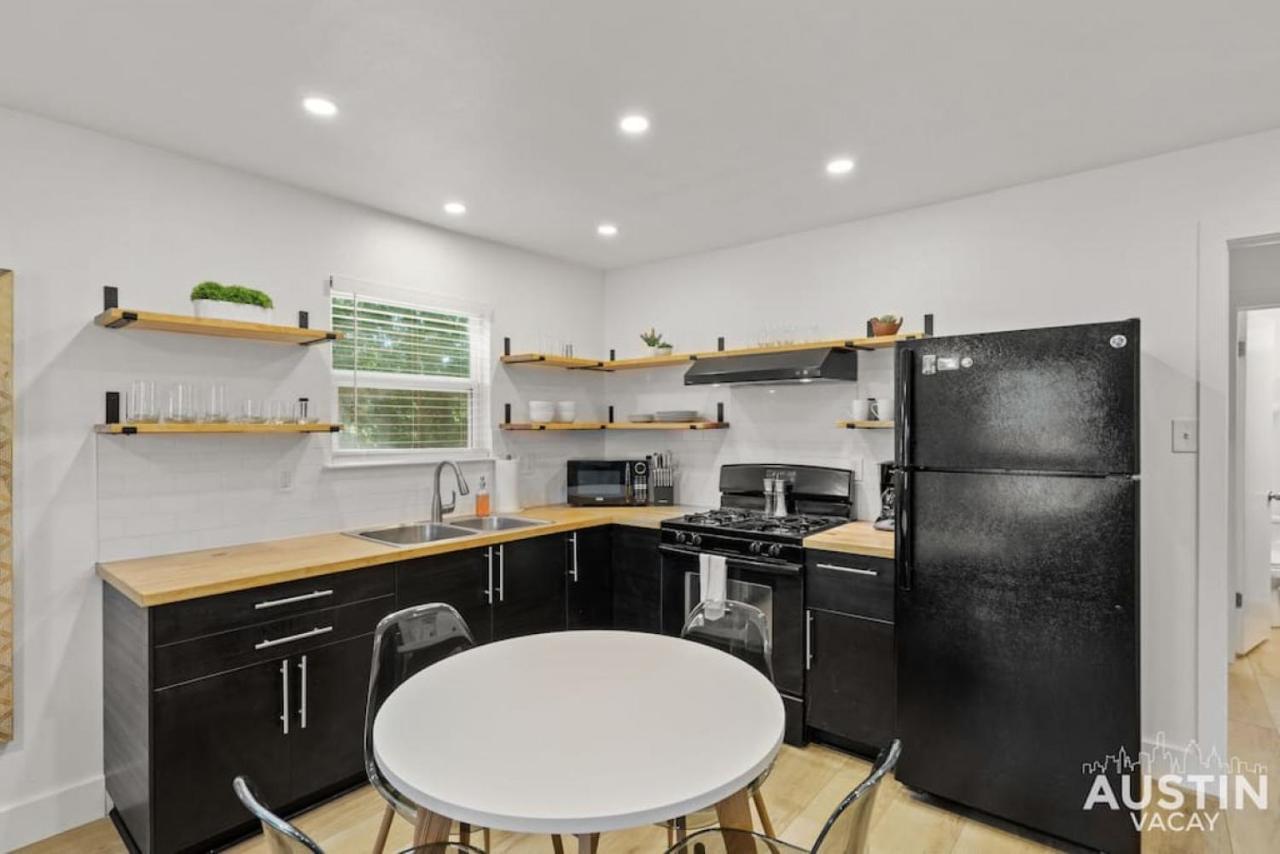 Recently Renovated E Austin Duplex and Free Parking — Austin — photo 4