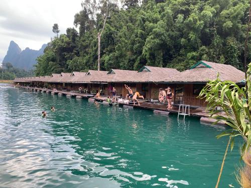 Praiwanrafthouse แพไพรวัลย์ - last minute hotel in Surat Thani