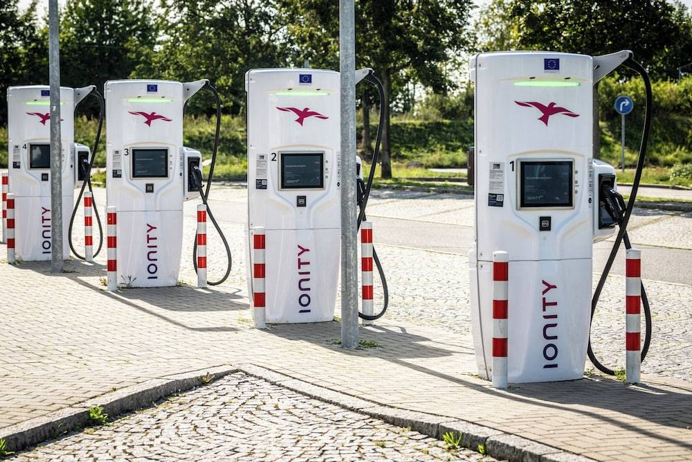 Electric vehicle charging station