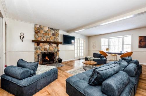 Relaxing 5 bedroom with indoor fireplace — 4-Star Luxury Hotel in Coloma, United States