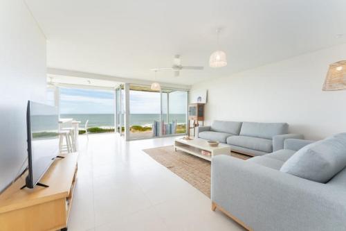 Chiton On The Rocks A Breezy Beachfront Escape — 4-Star Luxury Hotel in Hayborough, Australia