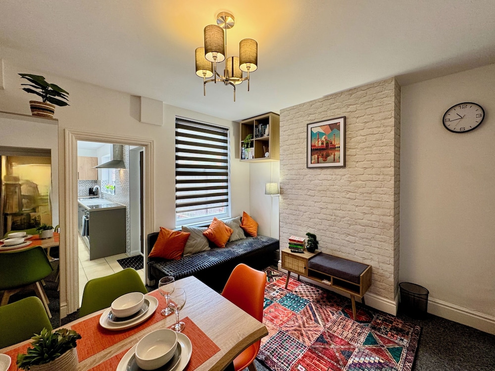 Radford House Spacious Stay for 8 Work Trips or Breaks — 4-Star Luxury Hotel in Nottingham, United Kingdom