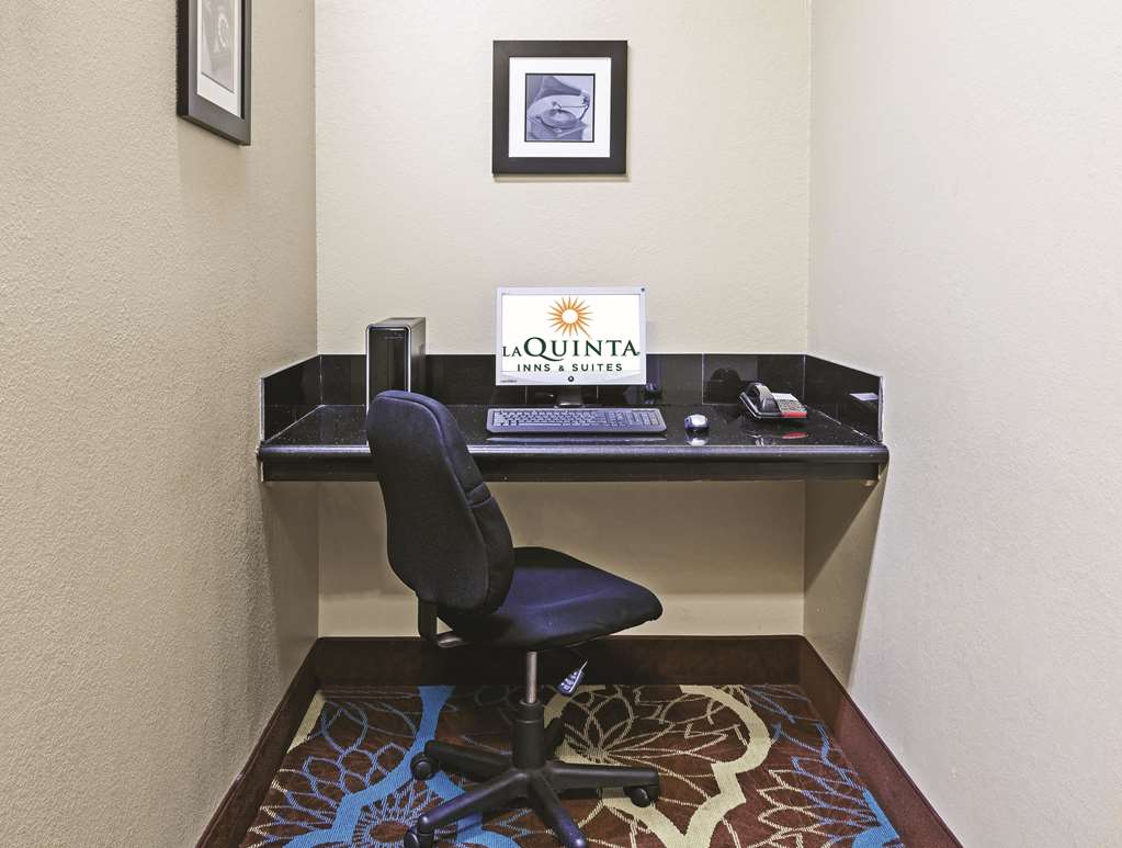 La Quinta Inn & Suites by Wyndham Pearland Houston South - photo 50