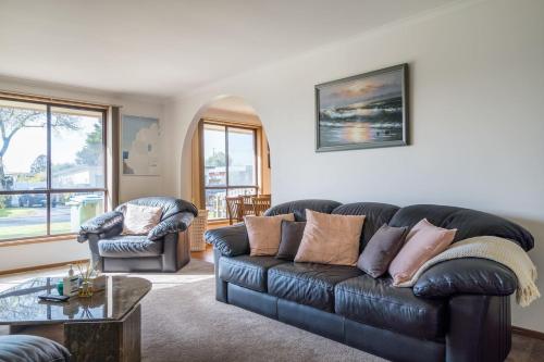 Solander's Retro Residence By the Beach Group Stay — 4-Star Luxury Hotel in Dromana, Australia