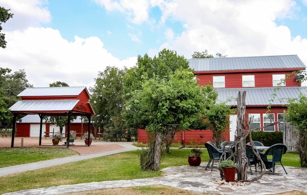 Ark Bunkhouse Fredericksburg Hideaway with Hot Tub in Fredericksburg, United States