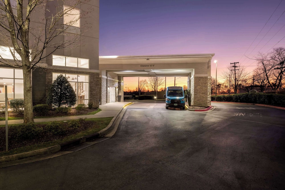 Hampton Inn & Suites Charlotte Airport - photo 55