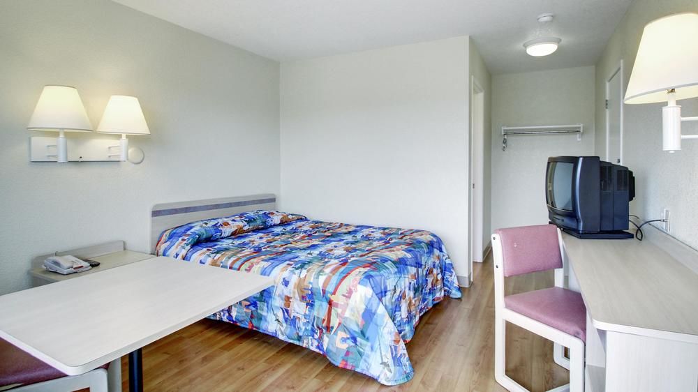Motel 6 Manhattan - photo 12